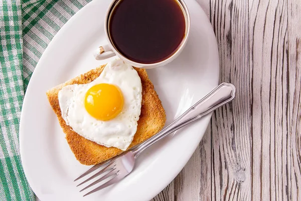 Gebakken ei in de vorm van een hart met toast op een plaat — Stockfoto