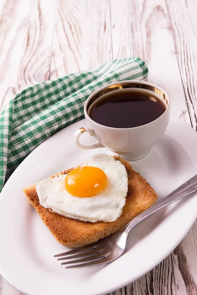 Petit déjeuner abstrait Saint-Valentin avec coeur d'oeuf — Photo