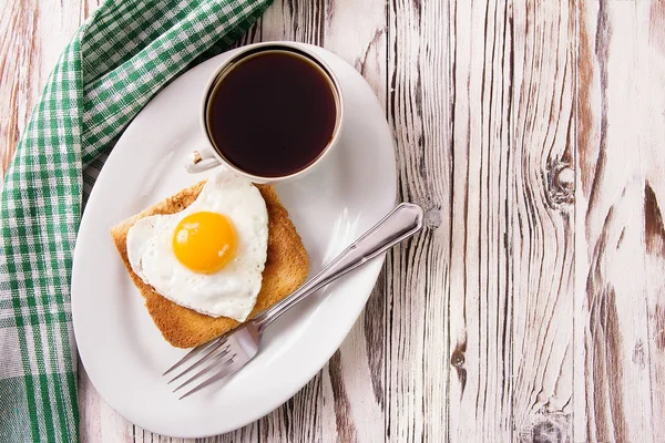 Jajko sadzone w formie serca z toast na talerzu — Zdjęcie stockowe