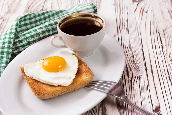 Jajko sadzone w formie serca z toast na talerzu — Zdjęcie stockowe
