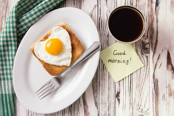 Gebakken ei in de vorm van een hart met toast op een plaat — Stockfoto