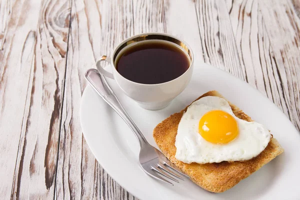 Walentynki streszczenie śniadanie z jajkiem serca — Zdjęcie stockowe