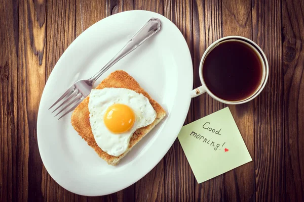 Gebakken ei met toast op een plaat — Stockfoto