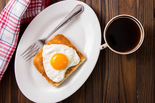 tost bir tabak kızarmış yumurta
