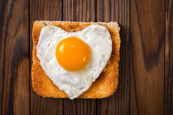 Ovo frito na forma de um coração — Fotografia de Stock