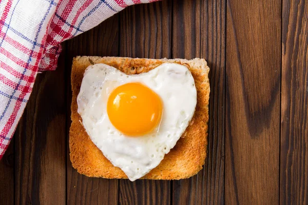 Gebakken ei in de vorm van een hart — Stockfoto