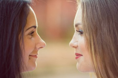 İki kız arkadaşım güzel kızlar