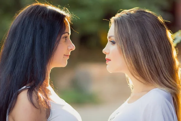 Két barátnő gyönyörű lányok — Stock Fotó