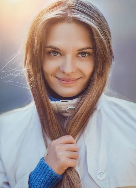 Mooie jonge vrouw close-up portret buitenshuis — Stockfoto