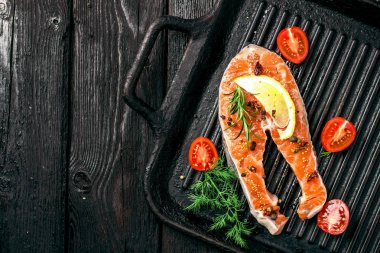 Baharat ile marine edilmiş somon.