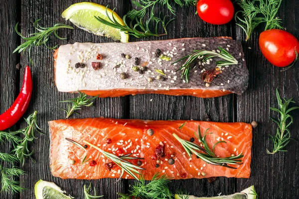 Baharat ile marine edilmiş somon.