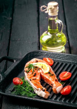 Baharat ile marine edilmiş somon.