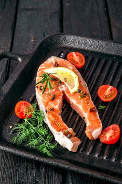 Baharat ile marine edilmiş somon.