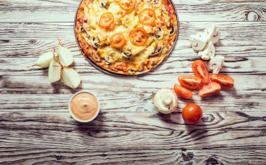 Biberli ile İtalyan pizza, ahşap masa üzerinde domates.