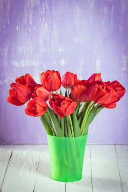 Vazoda bir buket lale