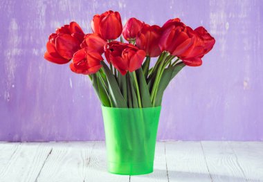 Vazoda bir buket lale