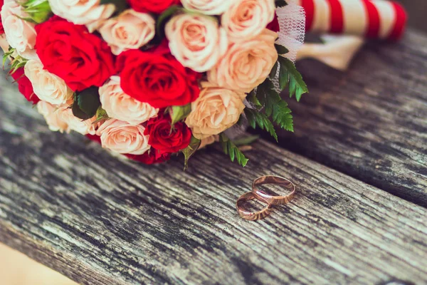 Nikah yüzükleri. Gelin buketi — Stok fotoğraf