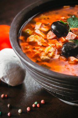 Geleneksel Rus çorbası solyanka