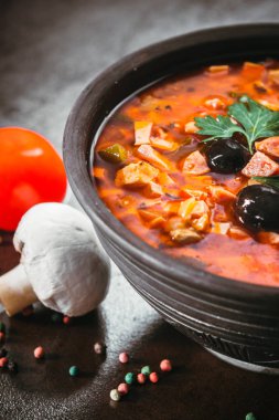 Geleneksel Rus çorbası solyanka