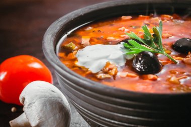 Geleneksel Rus çorbası solyanka