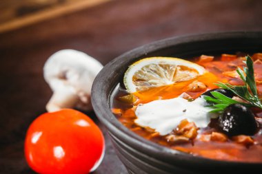 Geleneksel Rus çorbası solyanka