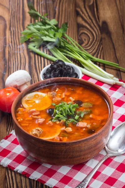 Geleneksel Rus çorbası solyanka