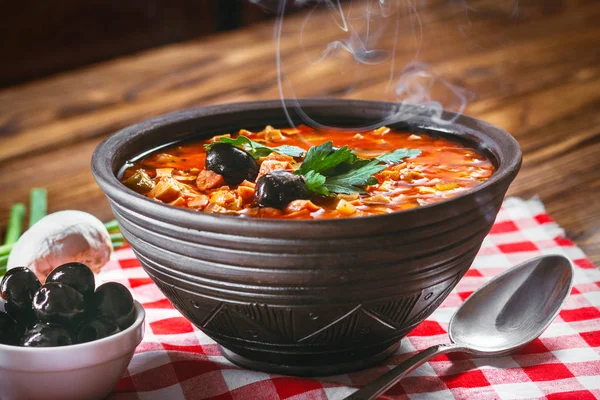 Geleneksel Rus çorbası solyanka