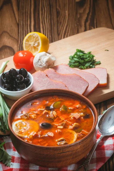 Geleneksel Rus çorbası solyanka