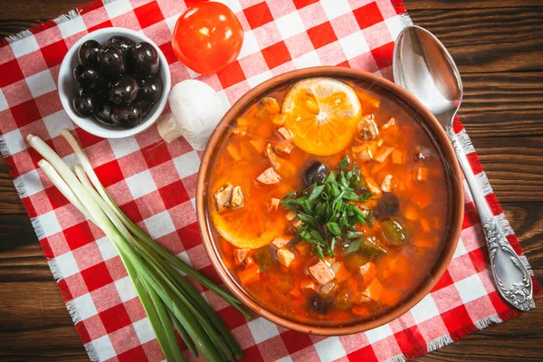 Traditionell rysk soppa solyanka — Stockfoto