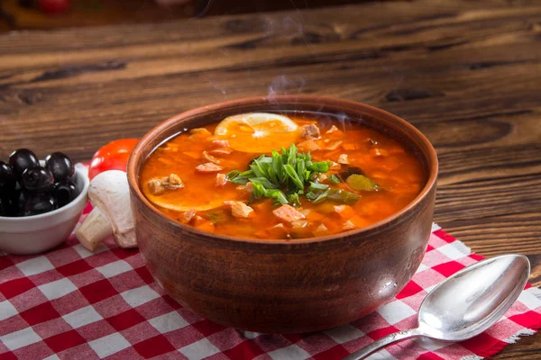 Geleneksel Rus çorbası solyanka