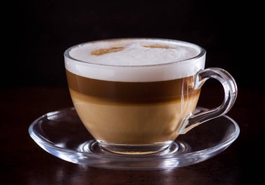 kahve latte macchiato siyah bir zemin üzerine