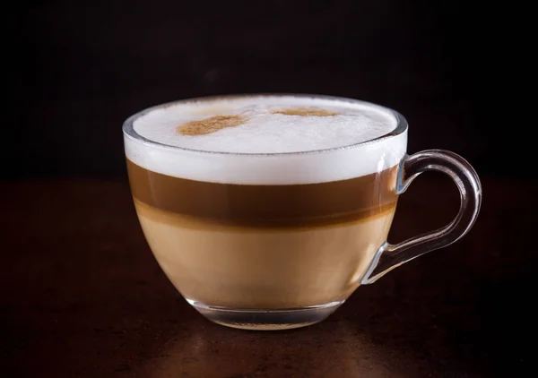 kahve latte macchiato siyah bir zemin üzerine