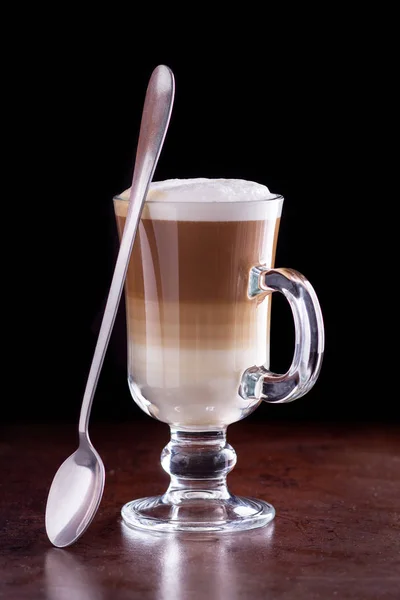 kahve latte macchiato siyah bir zemin üzerine