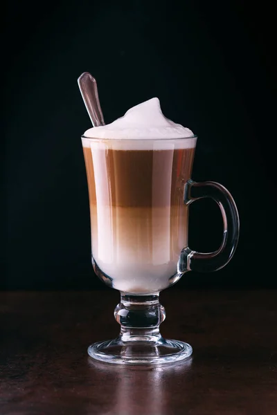 kahve latte macchiato siyah bir zemin üzerine