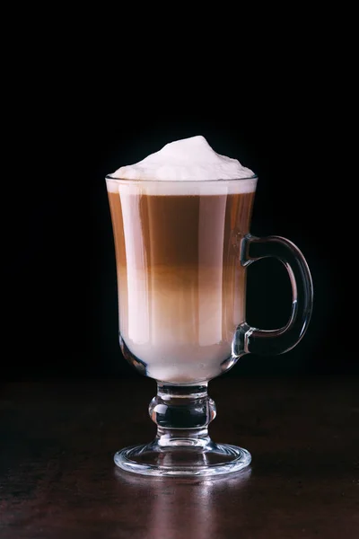 kahve latte macchiato siyah bir zemin üzerine