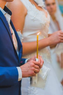 Yeni evliler mumlar düğün töreni düzenliyor