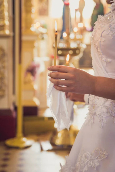 Yeni evliler mumlar düğün töreni düzenliyor