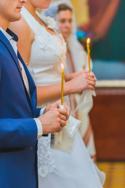 Recém-casados estão segurando velas na cerimônia de casamento — Fotografia de Stock