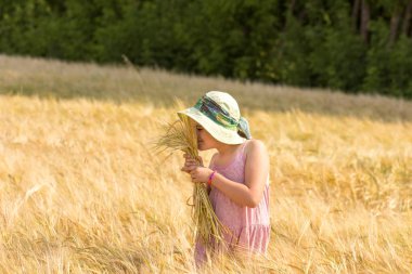 Buğday alan kız yürüyor