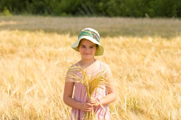 La fille marche dans le champ de blé — Photo