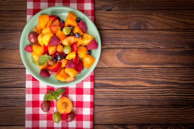 taze meyve ve çilek salatası