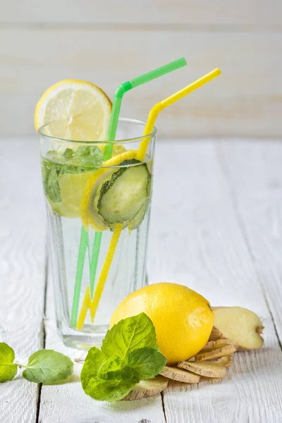 Pepino refrigerante com limão — Fotografia de Stock