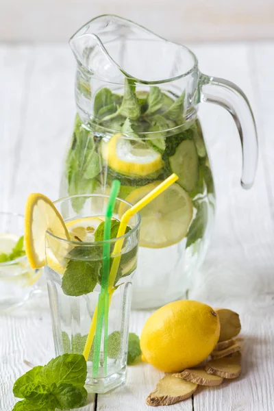 Pepino refrigerante com limão — Fotografia de Stock
