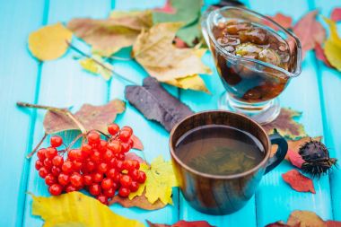 düşen yapraklar ile tabloda çay