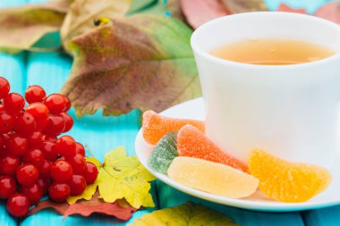 düşen yapraklar ile tabloda çay