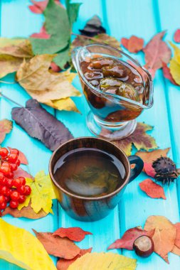 düşen yapraklar ile tabloda çay