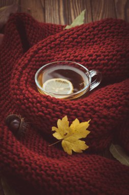 düşen yapraklar ile tabloda çay