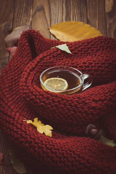 düşen yapraklar ile tabloda çay