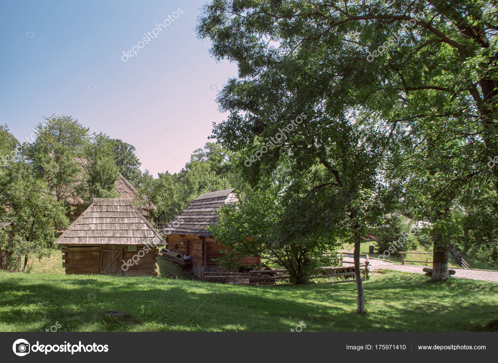 Antigua casa en el borde del bosque fotografía de stock © roggozub