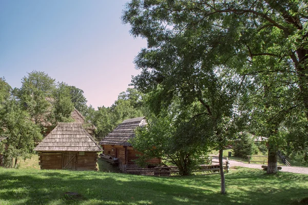 Oud huis aan de rand van het bos — Stockfoto